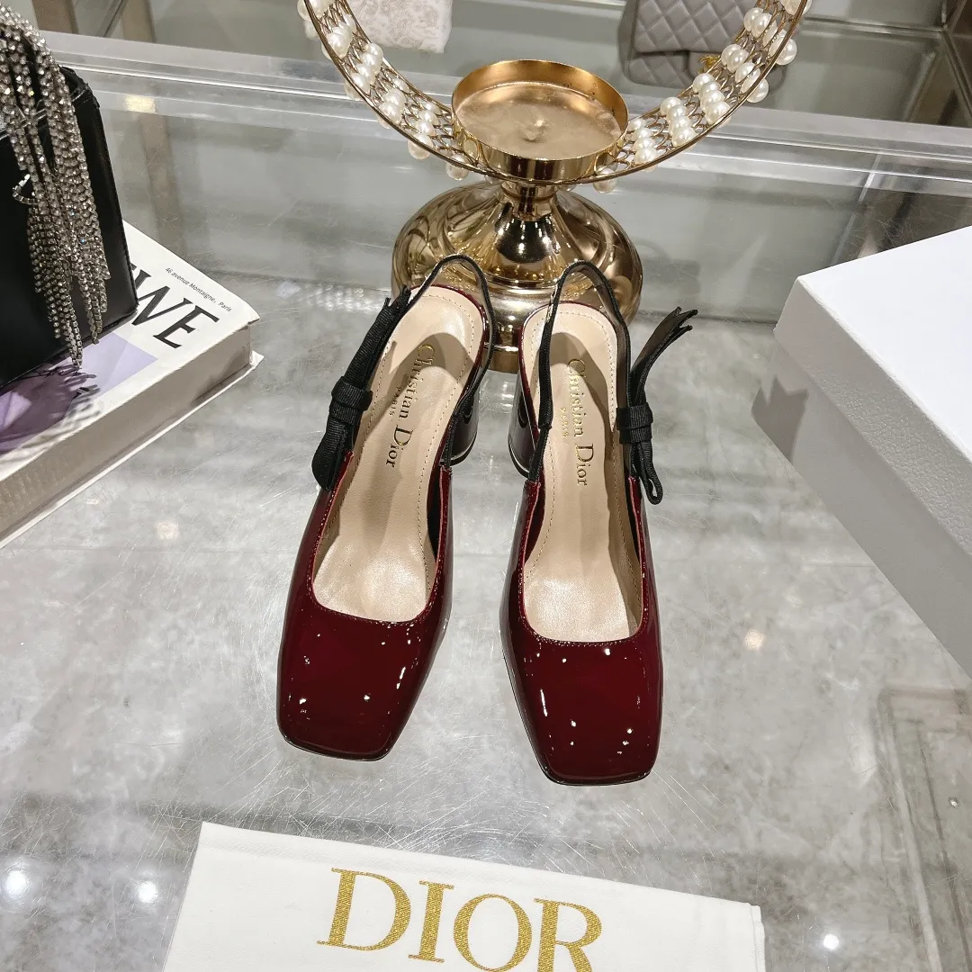 👟👟Ex-factory price 540👟👟Dior 2025 early spring new style Rhodes series women's sandals with special-shaped heel and empty back. Stars' same letter logo with electric embroidery process ➕Hardware buckle high-heeled women's shoes. The outside is decorated with butterflies 🦋knots for decoration, which makes the whole pair of shoes beautiful. 🌟Original development of top-end high-end version Material: imported patent leather upper, water-dyed sheepskin lining, foot pads + Italian leather outsole Heel height: 4cm 7.5cm Size: 35-41 standard code (40.41 customization is not returnable)